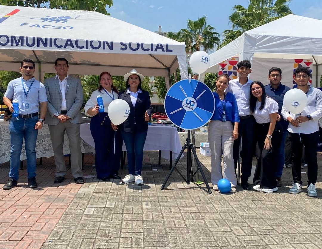 Estudiantes recibiendo orientación vocacional e información académica en el stand de la Universidad de Guayaquil durante la Feria Zonal 2025